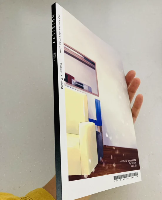 イベントお疲れ様でしたの流れに逆行しますが見本誌届きました。書店発送も近々始まると思います!キラキラの加減とか初めてやってみた背表紙とか裏のエセ雑誌感も綺麗に印刷してもらって嬉しいしっかり中身チェックしたいけど自分の本シラフで読めない病。 
