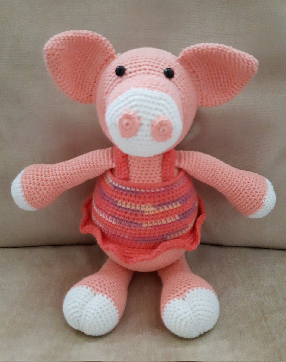 Dit is varkentje Viola. Deze keer heb ik ze gehaakt met haaknaald nr. 1,5 en heel dun garen.  #haken #haakgek #Amigurumi #varken #stipenhaak