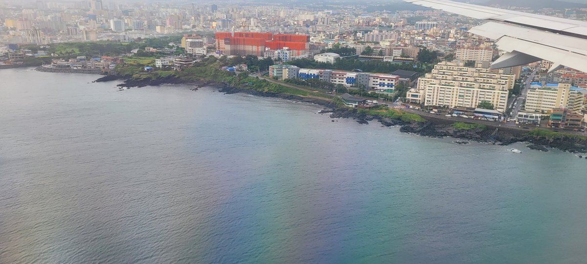 또 다시 제주!
장마라고, 강수량 많다고
엄청 겁멉었는데
비는 쫌 오지만 세상 평온하고 
날이 맑다:)