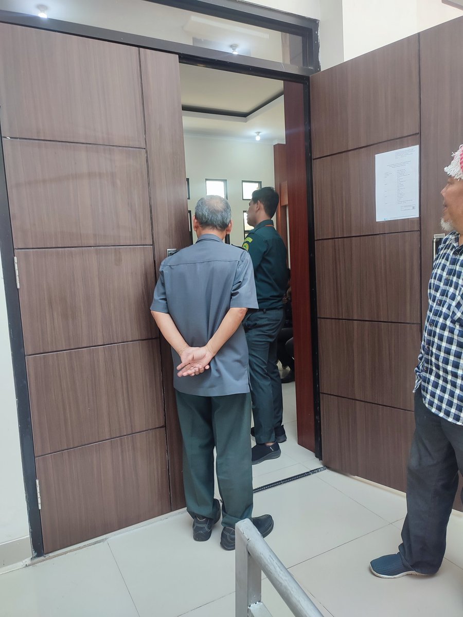 UPDATE KASUS ALWI!!
Ternyata sidang online hanya untuk terdakwa Alwi saja sedangkan korban dll tetap sidang offline seperti biasa. Foto kondisi sidang offline saat ini dimana pintu masuk dijaga ketat oleh petugas.