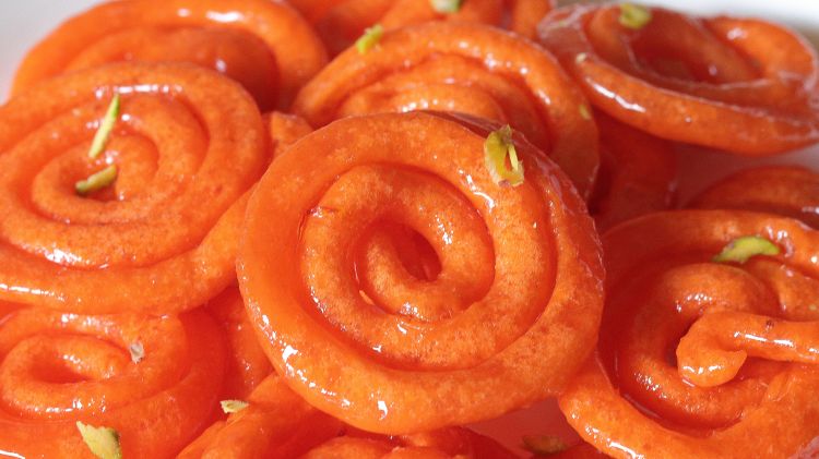 Discover a jalebi that’s bigger and thicker and fatter than possibly you have ever seen. Only on our #IraniChai food walk this Saturday, 1 July, at 4 pm. Book now at linktr.ee/khaki.tours

Pic: Aarti Madan

#Mumbai #Bombay #ThingsToDoInMumbai #Fun #SouthMumbai #SouthBombay…