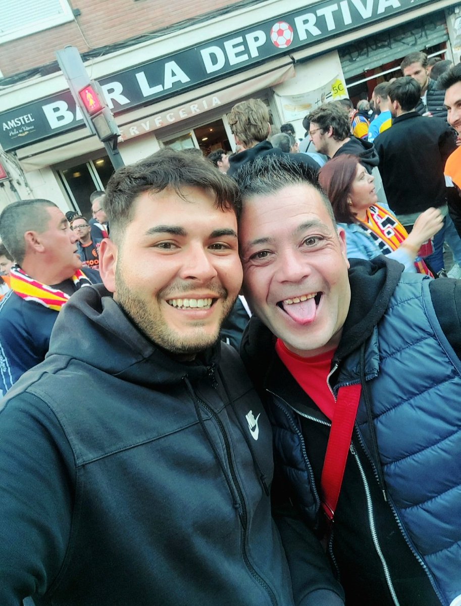 Una con el primo en el templo🤍🖤