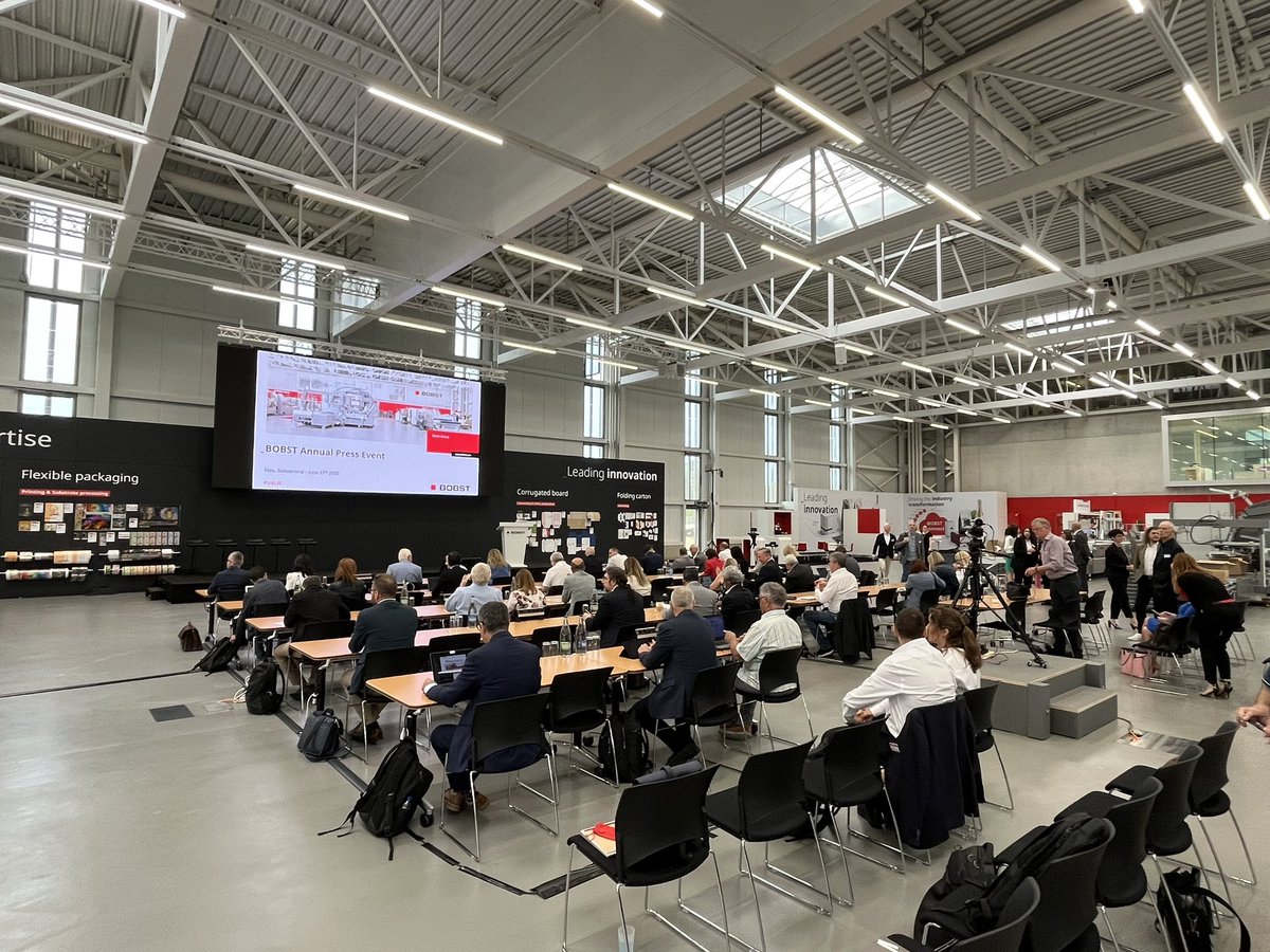 EtiquetaNewsEsp's tweet photo. Comienza el Bobst Annual Event en sus oficinas centrales de Suiza. Gran convocatoria de la prensa profesional europea! https://t.co/ObWNS74smt