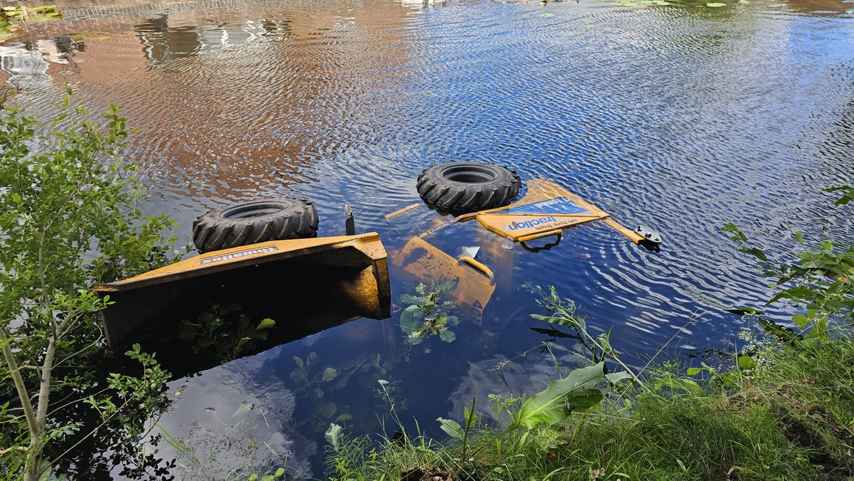 The recovery operation starts this morning on the W&amp;E Canal (Anglesey Branch) between Anchor Bridge &amp; Anglesey Bridge for the removal of the dumper truck that was stolen from a near by site. 
Luckily there has been minimal impact to the #wildlife 
<a href="/CRTWestMidlands/">Canal & River Trust West Midlands</a> 
<a href="/WalsallPolice/">Walsall Police</a>