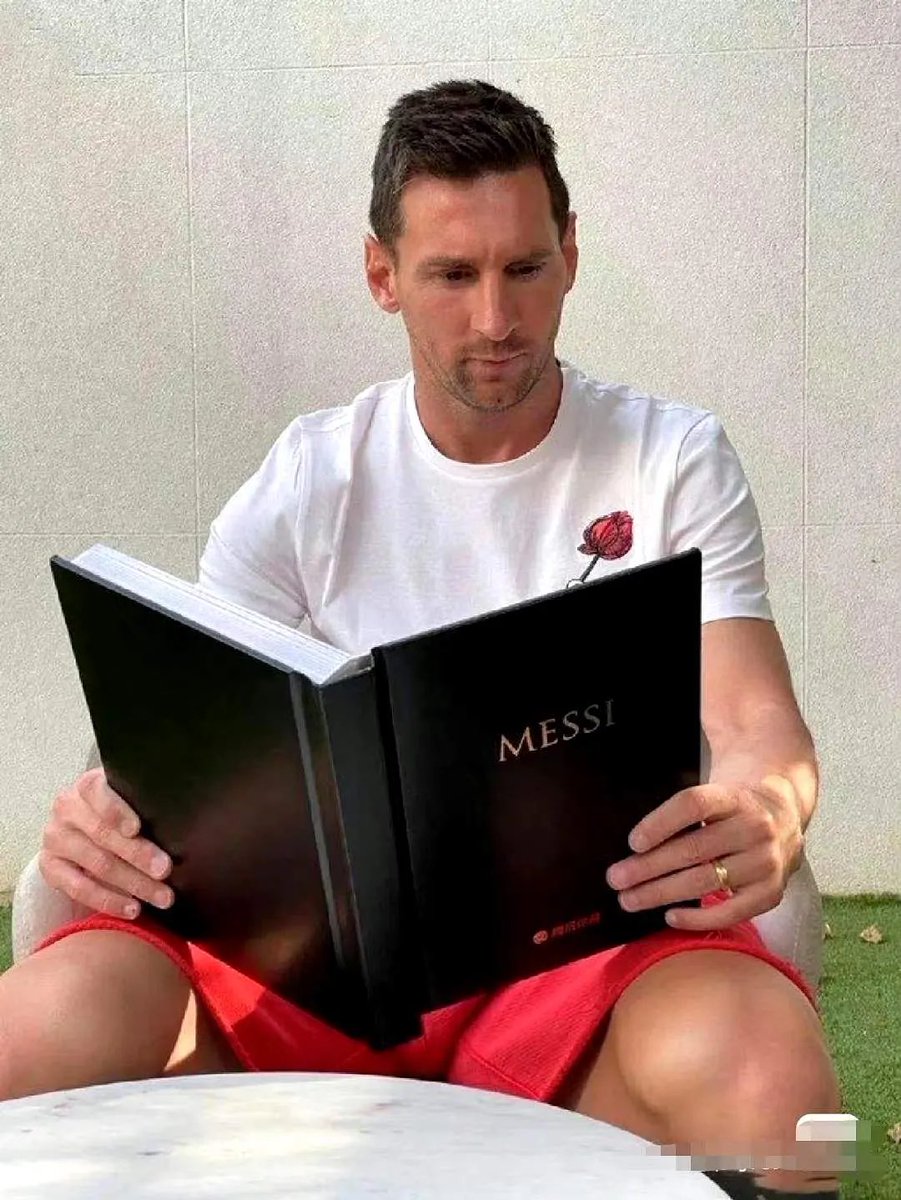 Gloria_ican's tweet photo. Someone was pretending to read.🤭 https://t.co/42kE2ghSaK