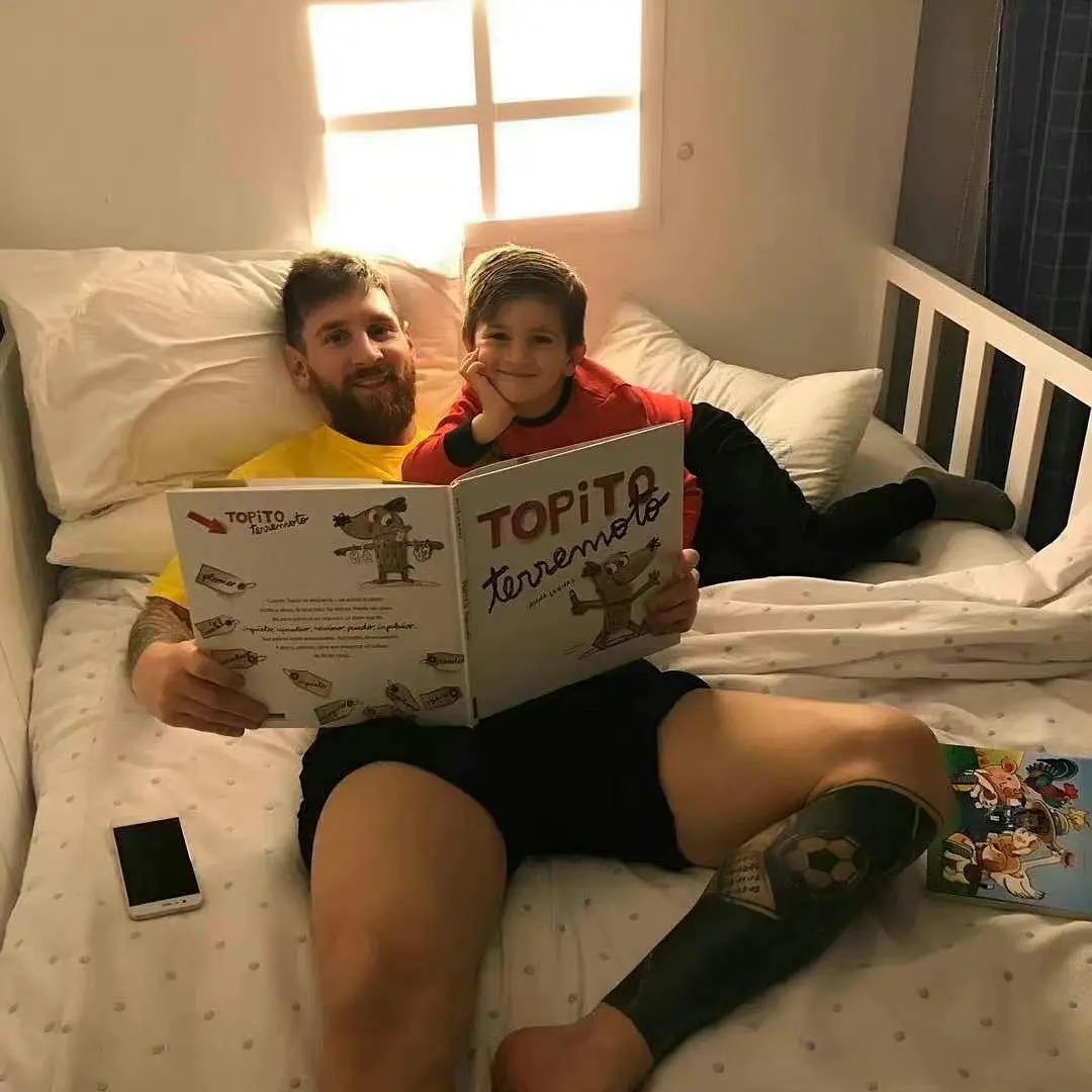 Gloria_ican's tweet photo. Someone was pretending to read.🤭 https://t.co/42kE2ghSaK