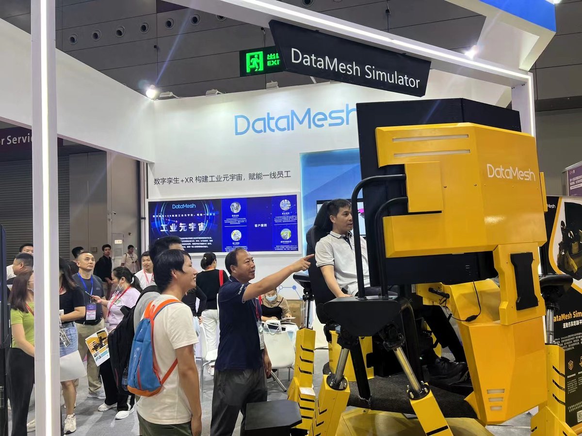 DataMeshAR's tweet image. DataMesh Simulator 2.0, our latest #digitaltwin and motion #simulation platform, debuts at SCIIF in Shenzhen till June 29! Experience our immersive training platform at booth 11C131, just like the individual in the photo below. 👀👇#Innovation #TrainingMethods #SCIIF2023