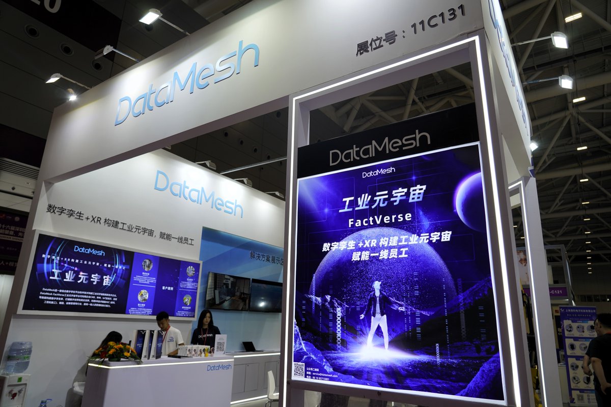 DataMeshAR's tweet image. DataMesh Simulator 2.0, our latest #digitaltwin and motion #simulation platform, debuts at SCIIF in Shenzhen till June 29! Experience our immersive training platform at booth 11C131, just like the individual in the photo below. 👀👇#Innovation #TrainingMethods #SCIIF2023