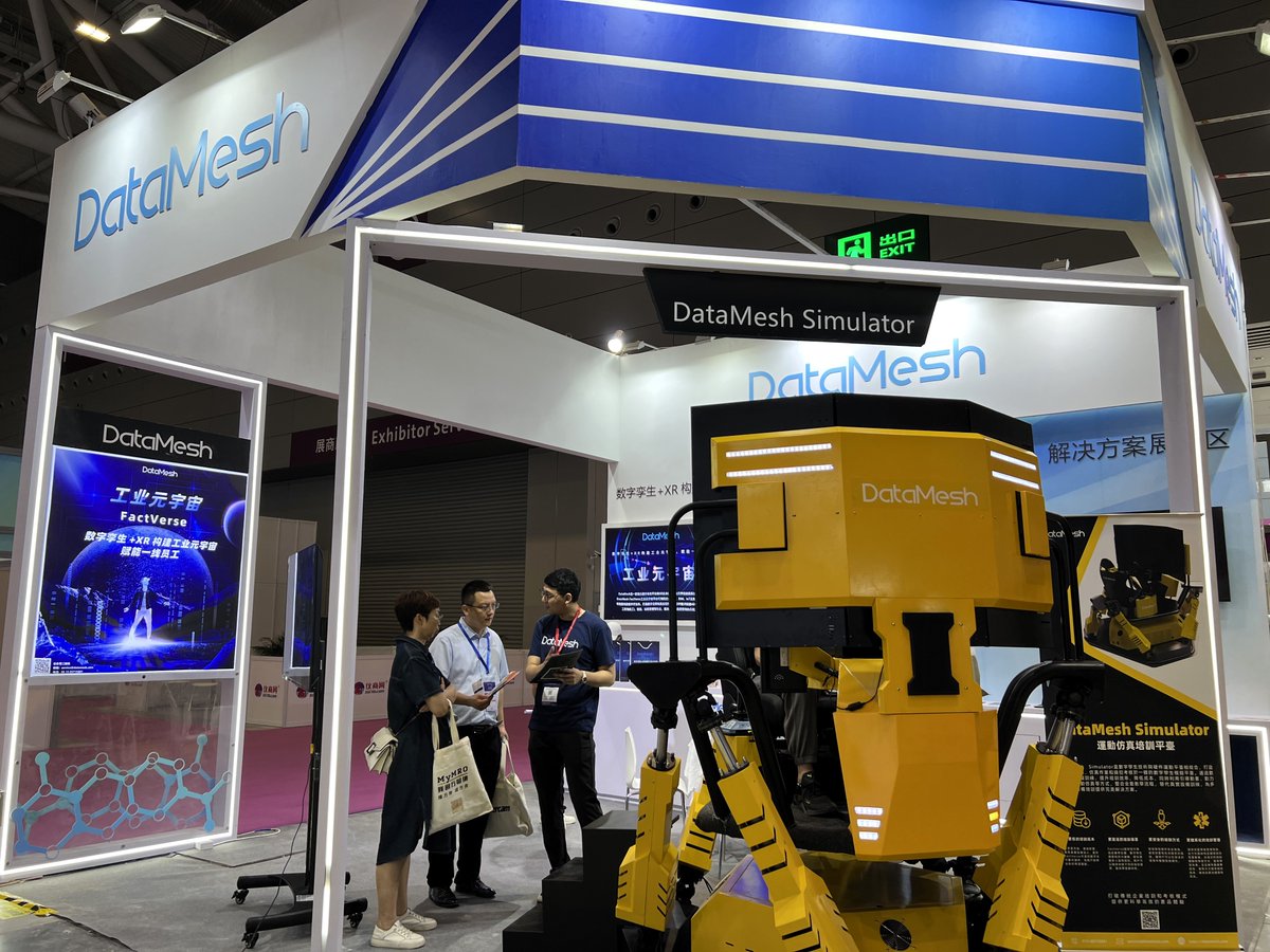 DataMeshAR's tweet image. DataMesh Simulator 2.0, our latest #digitaltwin and motion #simulation platform, debuts at SCIIF in Shenzhen till June 29! Experience our immersive training platform at booth 11C131, just like the individual in the photo below. 👀👇#Innovation #TrainingMethods #SCIIF2023