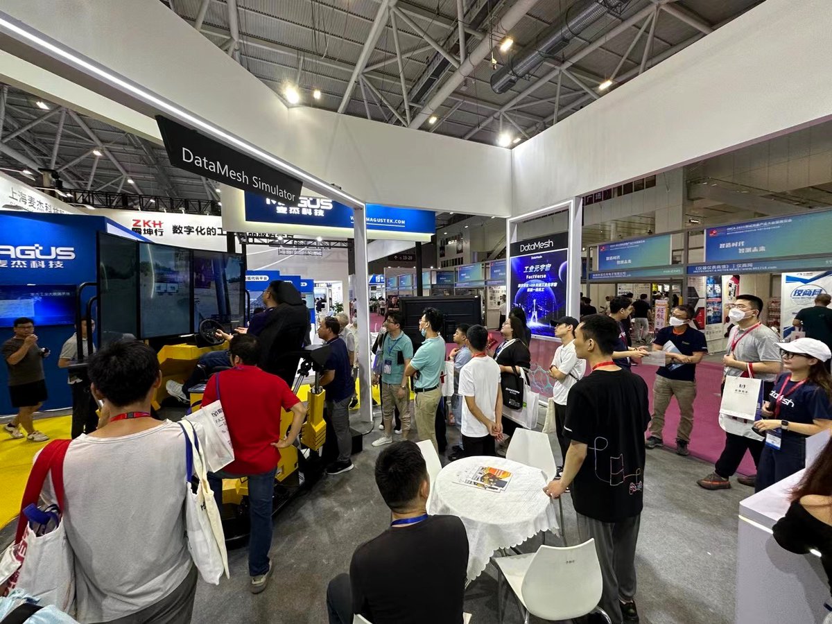 DataMeshAR's tweet image. DataMesh Simulator 2.0, our latest #digitaltwin and motion #simulation platform, debuts at SCIIF in Shenzhen till June 29! Experience our immersive training platform at booth 11C131, just like the individual in the photo below. 👀👇#Innovation #TrainingMethods #SCIIF2023