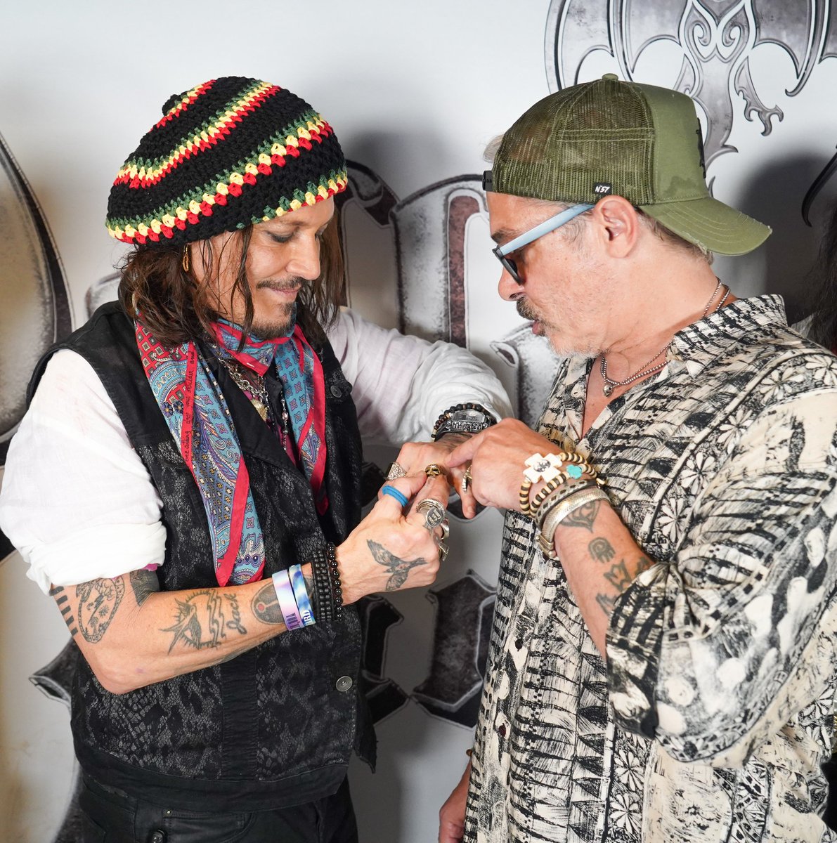 MACIASJeanmich2's tweet photo. J'ai le plaisir depuis 7 ans déjà d'habiller Johnny Depp avec mes bijoux...j'ai de sa part de la confiance et du respect rien que pour ça ...MERCI.
MARYLIN of MARS 
#JohnnyDepp 
 #marylinofmars 
@DisVicious1 @alicecooper @JoePerry 
Spécial thank's 📸 @CerealKyler https://t.co/fTearj9VWV
