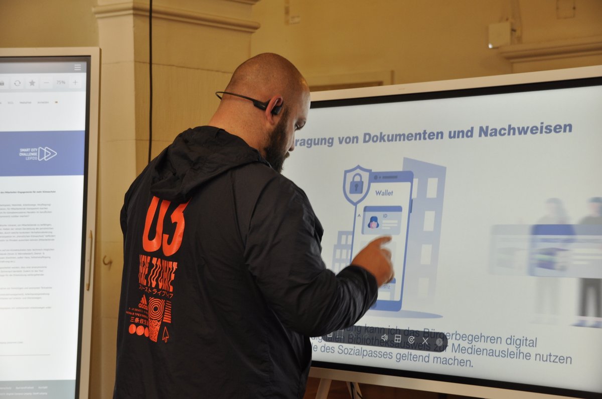 Unsere Arbeit erleben - das können Sie noch bis Freitag! 📢 Bis zum 30. Juni sind wir bei der interaktiven Ausstellung im Neuen Rathaus 🏬 in Leipzig. Heute führen wir noch einmal Nutzer*innen-Tests 🖱 durch. Wer Lust hat kann sich als Tester*in anmelden: formulare.leipzig.de/frontend-serve…
