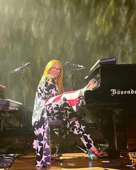LOVE this pic 😂❤️

Pic credit: Danielle Turnbill ( @ turnbilldanielle on IG)

@toriamos #ToriAmos