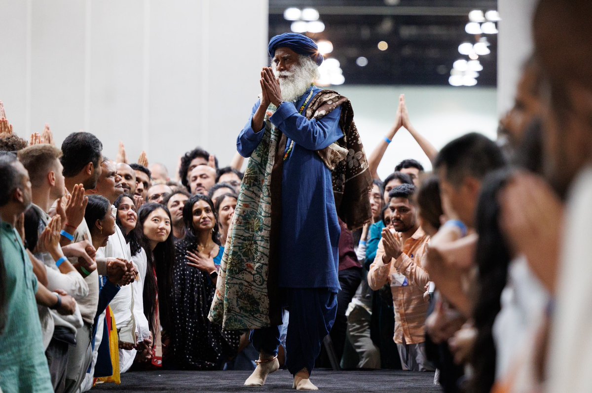 #InnerEngineering Completion in LA. Over 5000 participants and volunteers ride the wave of bliss. - Sg