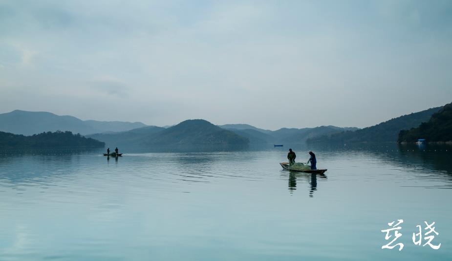 i_cixi's tweet photo. On the shore of Shanglin #Lake, misty rain is hazy, like a #painting. #Cixi https://t.co/p8xni1S9vP