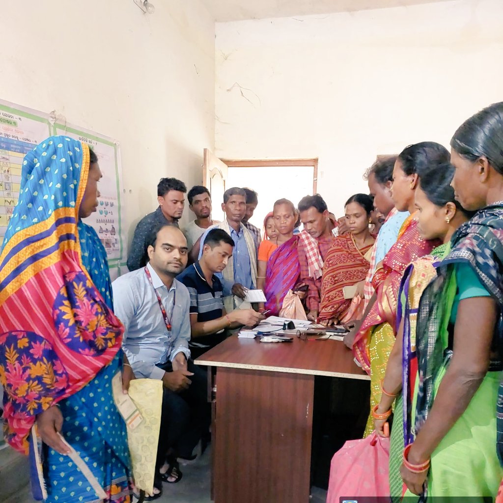 PM Kisan account opening camp held at Sanahulla GP village, Athamallik, Angul in coordination with Department of Agriculture, Govt. of Odisha.
#IndiaPostPaymentsBank provides banking facility at #doorstep of customers. 
#IndiaPost #IndiaPostPaymentsBank
#FinancialInclusion