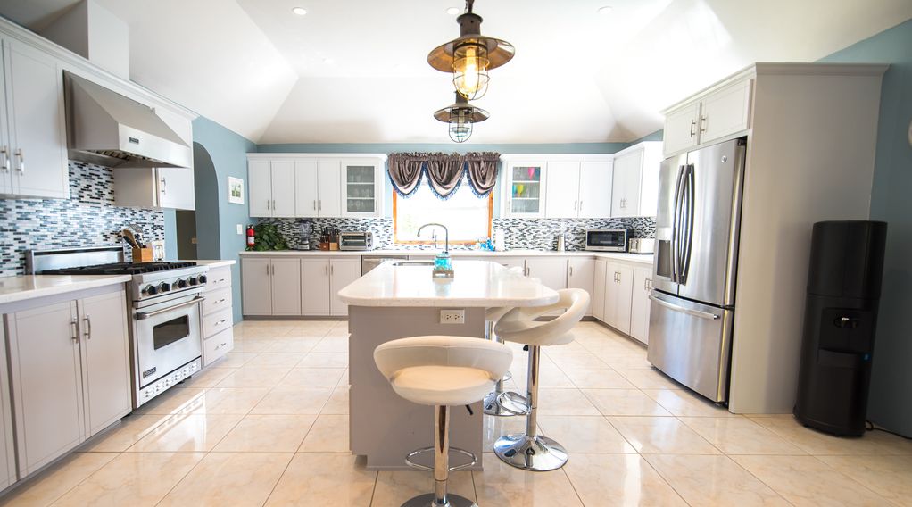 Southern_ViewsR's tweet photo. This luxury 4-Bedroom #VacationHouseForRentSouthampton with #privatebeach path to Horseshoes Bay Beach on the Fairmount Southampton Hotel grounds is exclusively designed property enhancing guests experience with upscale amenities and luxury services. https://t.co/nG2DTB4sdk https://t.co/tAsc4UmNaB