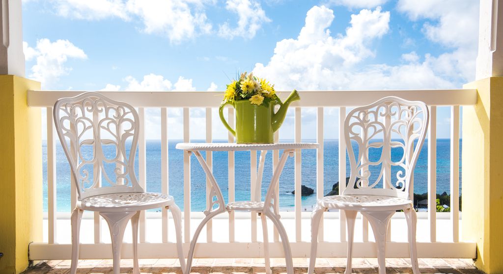 Southern_ViewsR's tweet photo. This luxury 4-Bedroom #VacationHouseForRentSouthampton with #privatebeach path to Horseshoes Bay Beach on the Fairmount Southampton Hotel grounds is exclusively designed property enhancing guests experience with upscale amenities and luxury services. https://t.co/nG2DTB4sdk https://t.co/tAsc4UmNaB