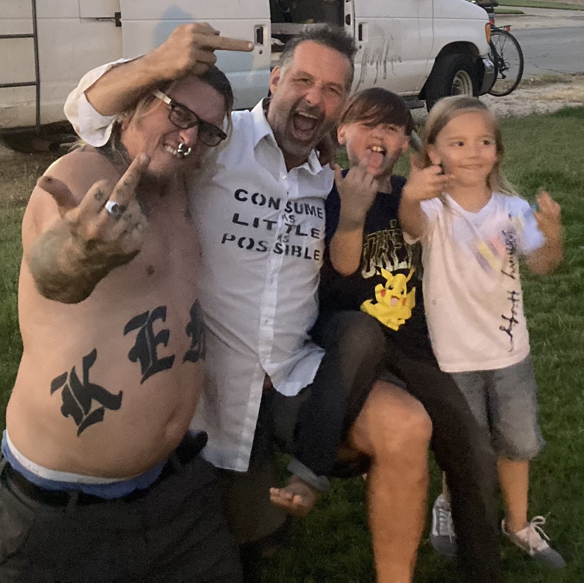 #GaryGolding Fans are the tihS! #NAKEDandAFRAID #MiddleFinger