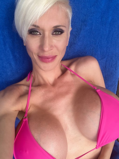 Great summer vibes 🏖️ https://t.co/cfGIncyzQK<a href="/tag/tittytuesday"class="tags"><span>#tittytuesday</span></a>