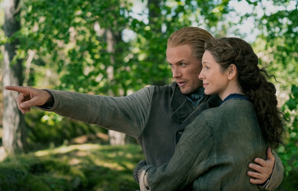 What’s Jamie pointing at?

Wrong answers only.

#outlander
#jamieandclaire
#jamiefraser
#clairefraser