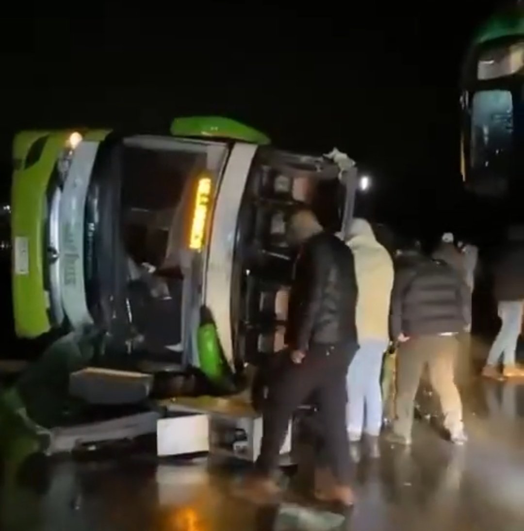 A ESTA HORA: Volcamiento de bus (Turbus) en la Ruta 5 Sur km 268 pasarela de Bobadilla, dirección al norte. Comuna de San Javier.
Se desconoce la cifra oficial de lesionados
5 ambulancias desplegadas en el lugar.
Personal de bomberos trabajando en el lugar.
Noticia en desarrollo.