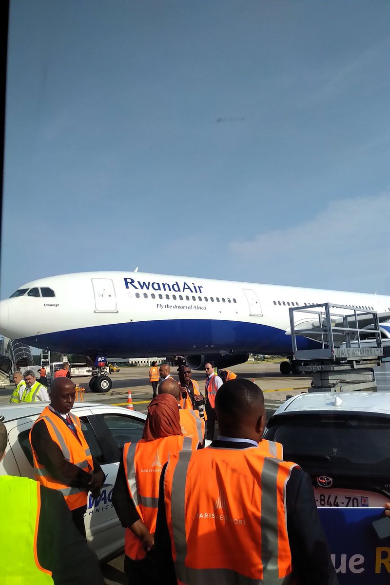 Abachou mwaramutse neza! Nagirango mbasangize ibyishimo byo kwakira ya nyoni yacu isesekaye mu Bufaransa bwa mbere mu mateka, ubu irimo guparika ku kibuga cy'indege mpuzamahanga Roissy Charles de Gaulle! Nka passagère régulière wa <a href="/FlyRwandAir/">RwandAir</a> nifurije ikaze yihariye UMURAGE!!