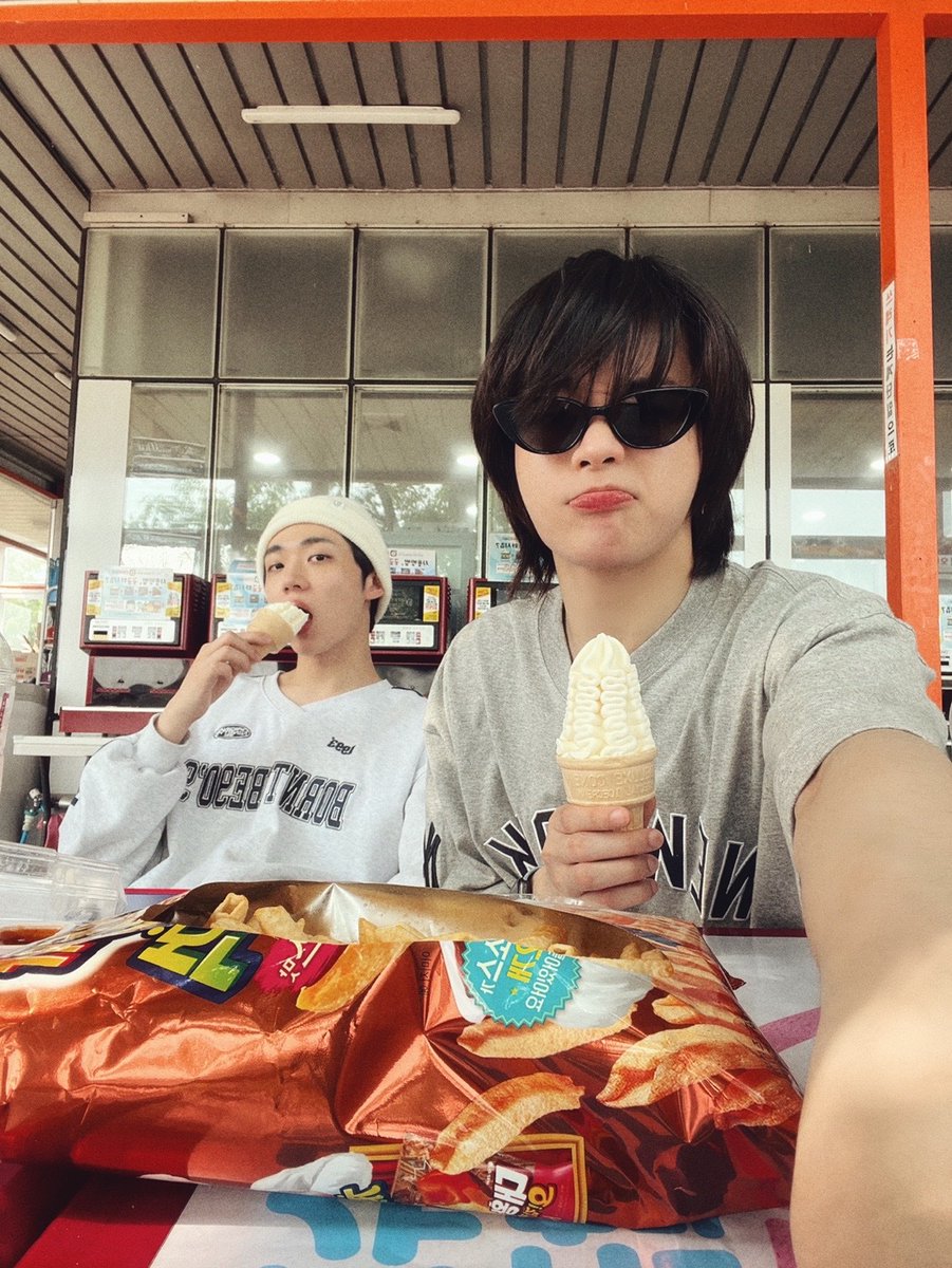 TPST_twt's tweet photo. [#한빈] 아이스크림 맛있징~ ^🍦^ https://t.co/stpvVsRQ4X