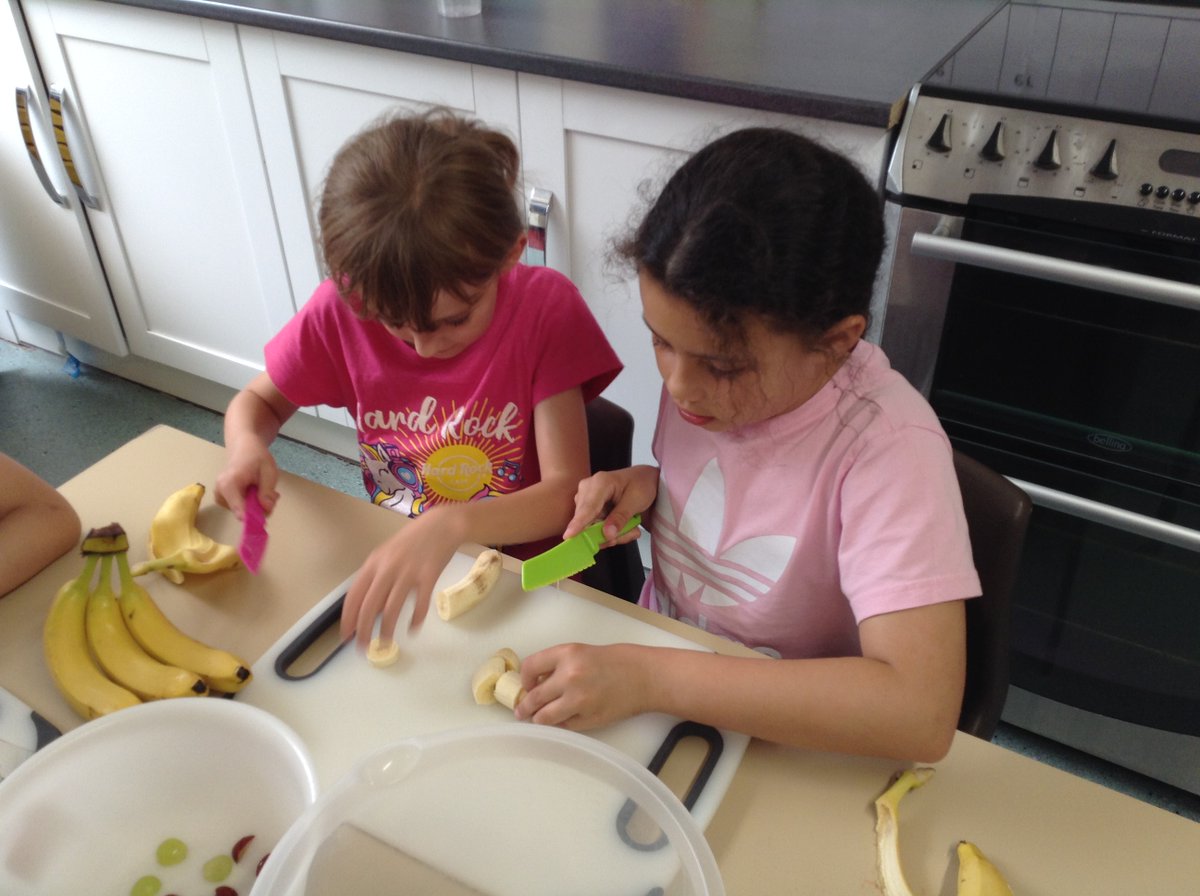 Yesterday, the Year 2 children enjoyed making fruit smoothies in Miss Scott's Food Club! 🍎🍌🍓