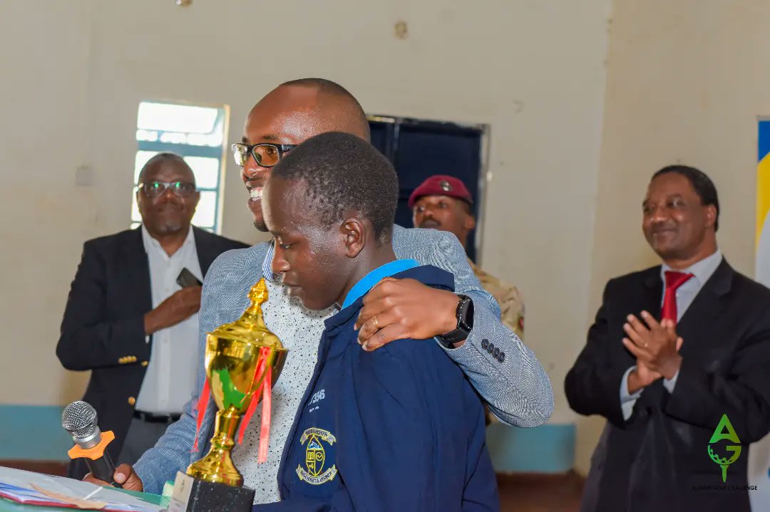 alumnichallen1's tweet photo. Michael Ekaale's education dreams revived by alumni. With support from @UNICAForg, @KenyaAirways @NationMediaGrp @CrownPaintsPLC @SocialmedsDgtal @WaridiEyeWear @steritours_ke and @BATUKOfficial, he overcame adversity and achieved success.  #EducationEmpowerment https://t.co/VBg2SHLjVz
