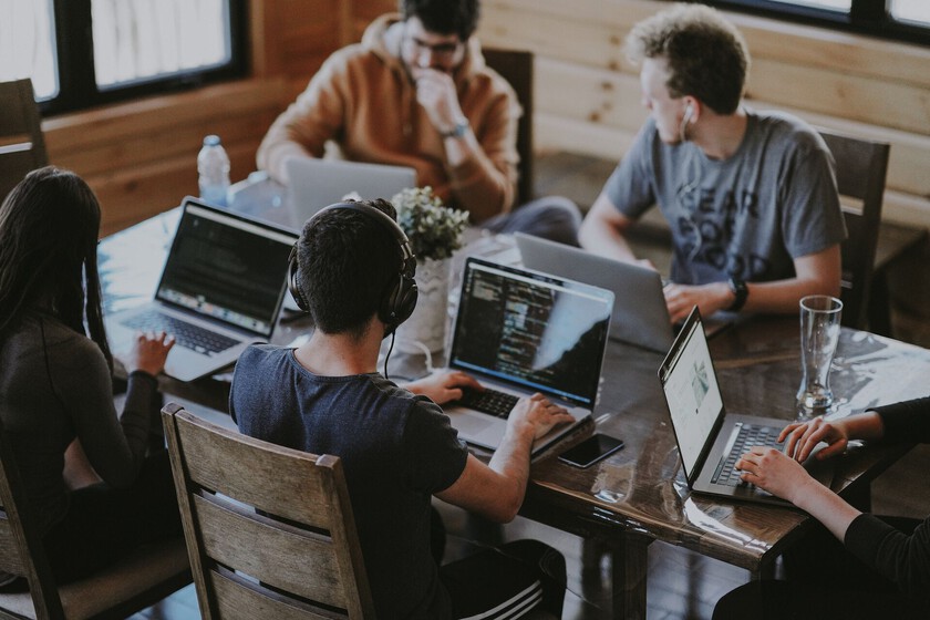 xataka's tweet photo. Incertidumbre vs. oportunidad: 4 recursos que debe tener una empresa que quiera surfear la ola de la transformación digital y cómo incorporarlos. #OfrecidoPor #RandstadTechnologies https://t.co/Sgjoq4SZlI https://t.co/OtUKHS8FTy