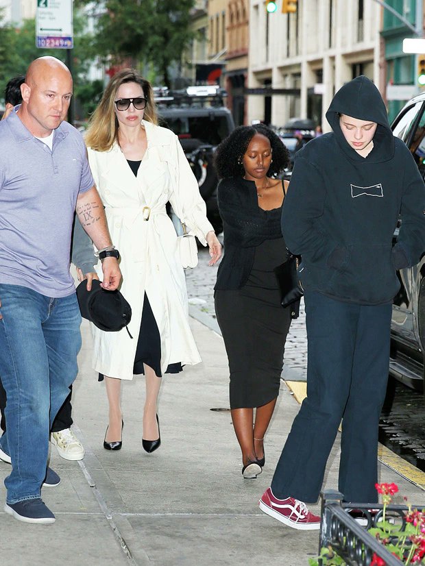 jerseyshorevibe's tweet photo. Shiloh Jolie-Pitt, 17, Is Taller Than Zahara, 18, &amp; Pax, 19, On Family Dinner Date

A family outing! Proud mom Angelina Jolie, 48, took her kids Shiloh, 17, Zahara, 18
 
#FamilyOuting #ProudMom #AngelinaJolie #DinnerDate #SiblingBonding #ShilohJoliePitt #ZaharaJoliePitt https://t.co/62ALdA01N0