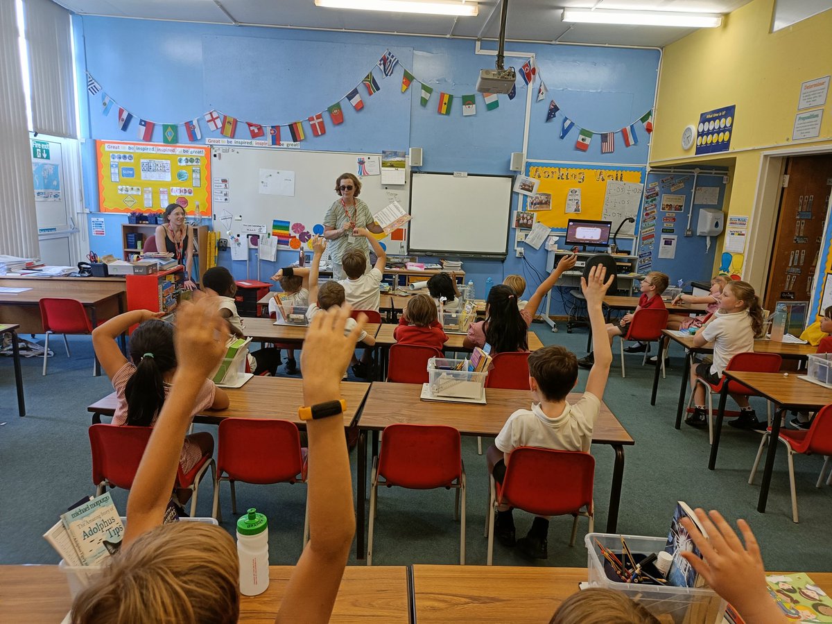 DunmoreSchool's tweet photo. Year 4 were visited by two wonderful local librarians yesterday, from Abingdon library. They told us all about the library and the Summer Reading Challenge, and even read us a story! Thanks @Oxonlibraries https://t.co/Qr3yLD8gJG