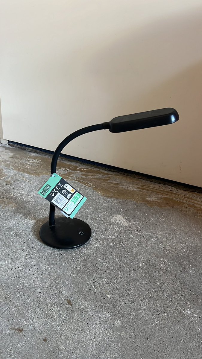 WendyPilon's tweet photo. Beste @ActionNederland Ik heb van jullie een oplaadbaar lampje, wat niet oplaad. Kan gebeuren, ik ben naar de winkel geweest en heb deze geruild voor een nieuwe. Maar ook deze laadt niet op. Is dat een bekend probleem? 

Barcode 8 718964 143870 https://t.co/dtuNvWzp4Q