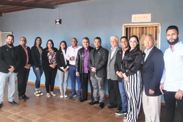 NoticiasFalcon's tweet photo. CICAF tiene nueva directiva⁣.

Quince miembros integran la directiva de Cicaf, primera organización empresarial en el estado Falcón que, arribará a 77 años de fundación.⁣
@nuevodiaenlinea 

https://t.co/cbtMBEHsD8 https://t.co/vGb0wPJmAF