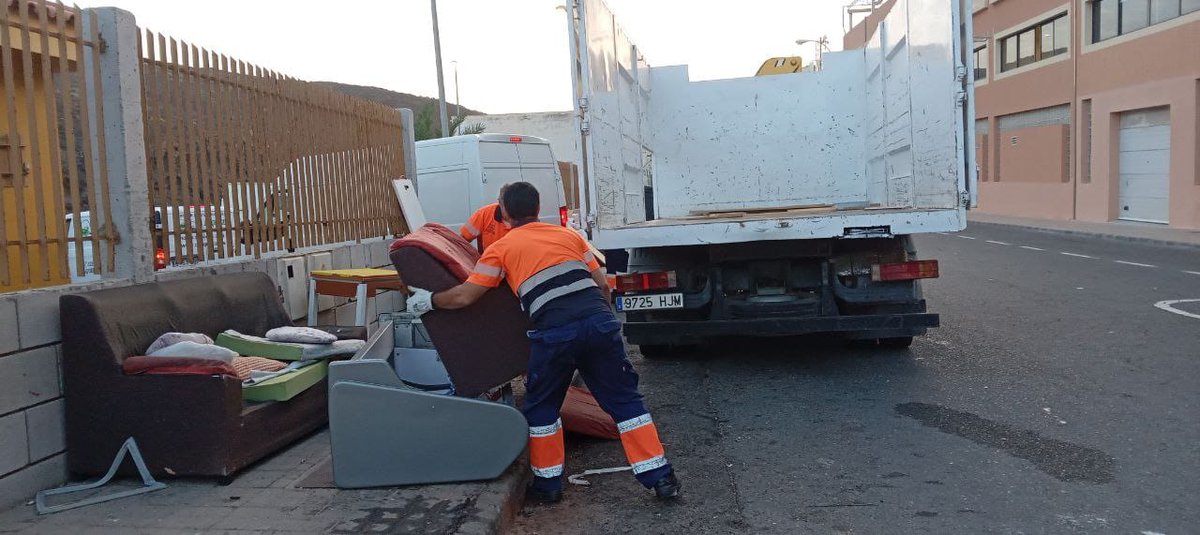 LimpiezaLPGC's tweet photo. #PuntoLimpio de #ElSebadal
Abren todos los días desde primera hora de la mañana… ¿Qué te cuesta?
Aunque lo dejes a las puertas, sigue siendo un vertido ilegal. Así no ayudas, nos obligas a retirarlo y pagar a un #GestorAutorizado.
Info horarios: https://t.co/WIbsUtEH5j https://t.co/tnc0msVHLn