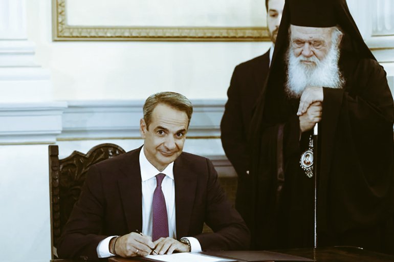 Yunanistan başbakanı Miçotakis, papazların önünde yemin ederek göreve başladı!

Aynı durumun ülkemizde olduğunu Cumhurbaşkanı'nın müftünün önünde yemin ettiğini bi düşünün.