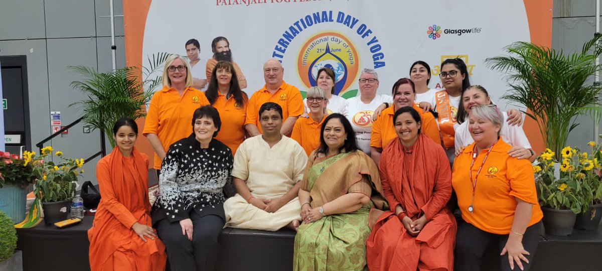 Ach_Balkrishna's tweet photo. इस बार का अंतर्राष्ट्रीय योग दिवस हमारे लिए कुछ विशेष रहा क्योंकि इस साल पूज्य @yogrishiramdev जी और हमारे द्वारा 21 जून से अब तक 9 से ज्यादा अंतर्राष्ट्रीय योग शिविरों का आयोजन किया जा चुका है। यह दृश्य के Glasgow के योग शिविर का है जहां लगभग 1000 लोगों की उपस्थिति थी वह भी कार्य दिवस में, यह अपने आप में चौंकाने वाला ही नहीं अपितु योग की विजय पताका को बताने के लिए पर्याप्त है।योग के लिए पूज्य स्वामी जी का तप, समर्पित कार्यकर्ताओं की मेहनत और पूज्या माता सुनीता जी और Glasgow की टीम को बहुत बधाई #आचार्यबालकृष्ण @PYPTUK