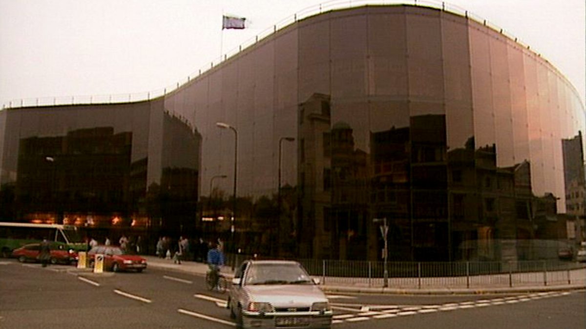timabrahams's tweet photo. Zaha Hadid called the Willis Building “a timeless classic" and its one of my favourites: a straight up Michael Hopkins / Norman Foster collaboration, although Hopkins drily claimed that Norm was preoccupied with his "bloody great big new glider" during its early design. https://t.co/M6RxqNAxEO
