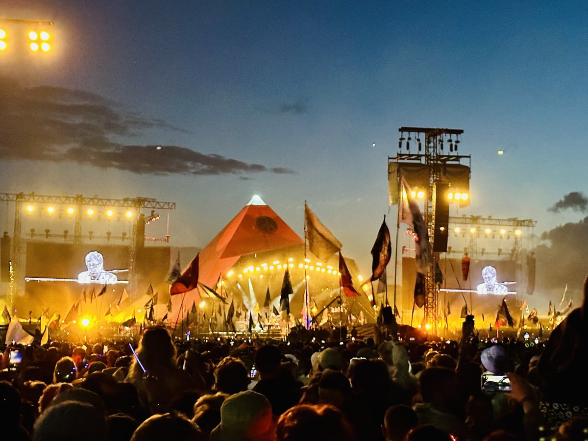 reeranter's tweet photo. Apparently it took Elton John 39 mins to get home to Windsor (by helicopter) after he finished his #glastonbury set. Which means he’d arrived home before I’d even made it back across the site to my tent!! 😆 https://t.co/qYpXL9qHen