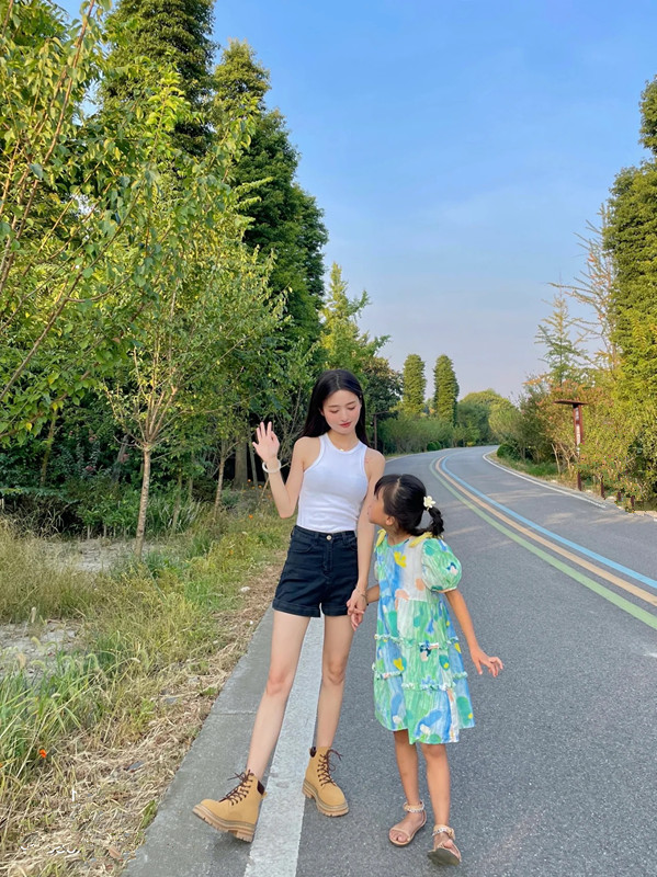 weiweid51's tweet photo. 29歲離異少女 不過有個女鵝真的很開心

很慶幸自己現在不是誰家的妻子  也不是誰家的兒媳 之多我孩子的媽媽 爸媽的女兒 還可以在生活道路上 找回自己
#辣媽日記  #親子時光  #���親媽媽 https://t.co/3Ab9paAaoz