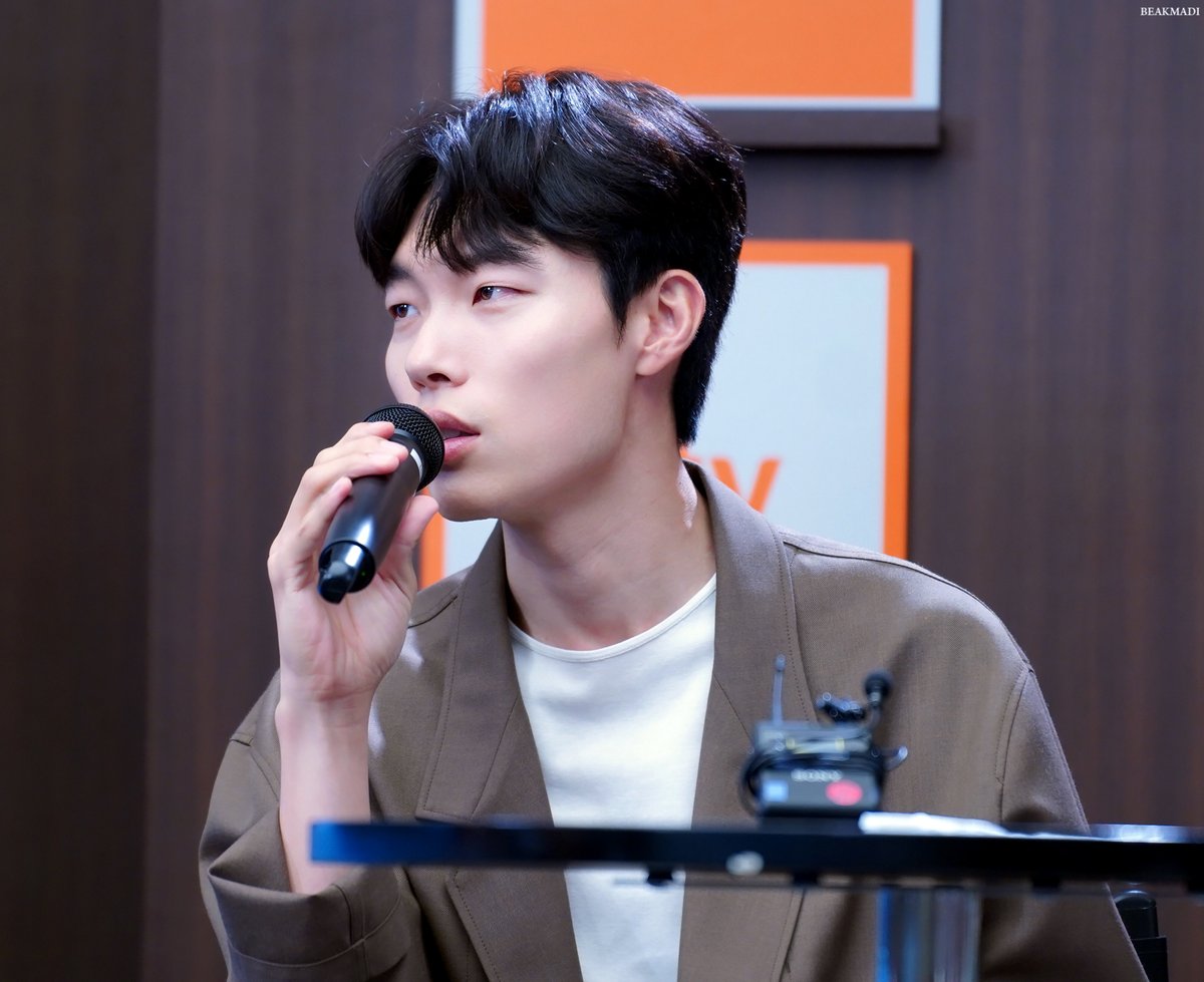 230626 콘썰트01_필모톡 WITH 류준열💙

이렇게 밝은곳에서,
이토록 긴 시간을 뵐거라곤,
전혀 생각조차 못했기에 너무 행복했다💙

#류준열 #RyuJunYeol #콘썰트 #T팩토리 #BTV