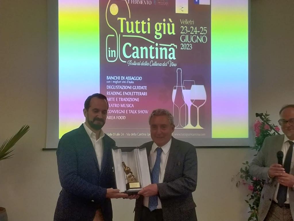 embajadachileit's tweet photo. 23/6/23,Emb. Vivaldi participó en una jornada dedicada a promover el vino chileno en Velletri,como parte de la iniciativa "Tutti giù in cantina,Festival della cultura del vino". Este evento fue organizado por CREA Viticoltura Enologia di Velletri,en colaboración con @prochile_it https://t.co/z42JBvOkHT