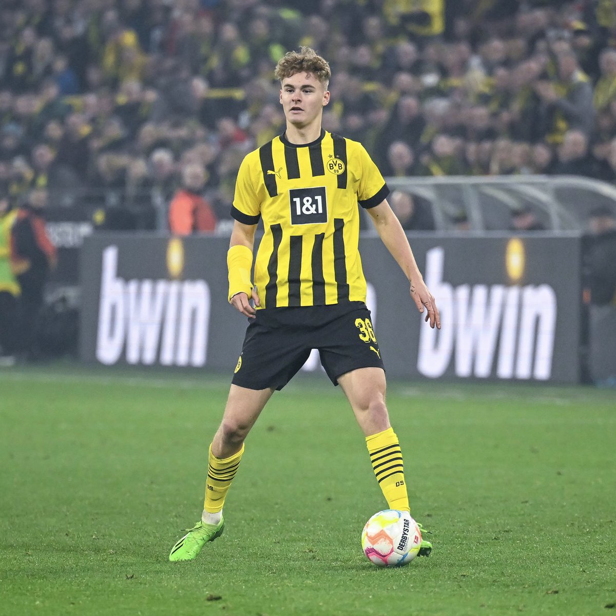 BVB's tweet photo. 🤝 Eigengewächs Tom #Rothe verlängert seinen Vertrag beim #BVB vorzeitig bis zum 30. Juni 2026. Während der kommenden Saison wird er beim ambitionierten Zweitligisten Holstein Kiel Spielpraxis sammeln. ✍️

➡️ https://t.co/0PGwcNr5kG