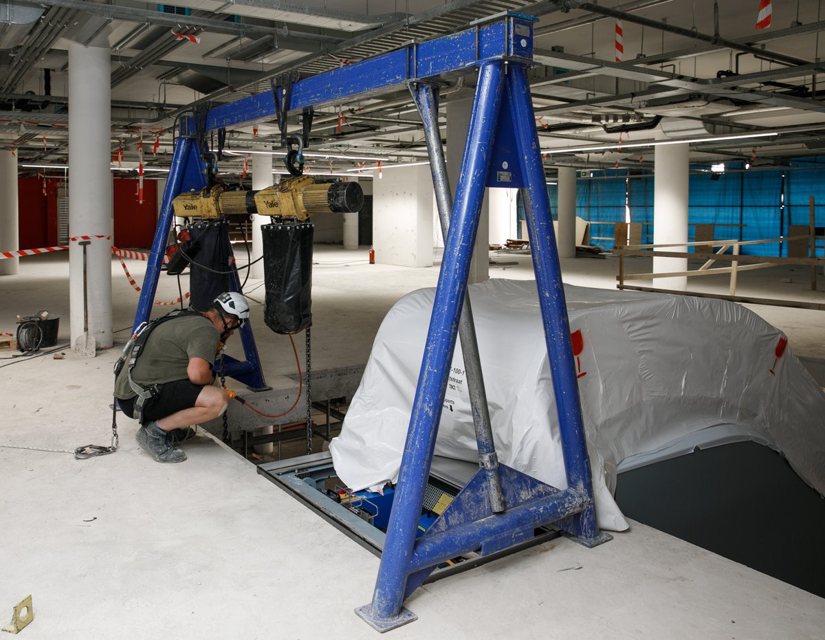 Aan de Grote Marktstraat in Den Haag renoveren we de bestaande ruimte naar 2 nieuwe winkelruimtes.
Afgelopen week werden daarvoor de roltrappen geplaatst.