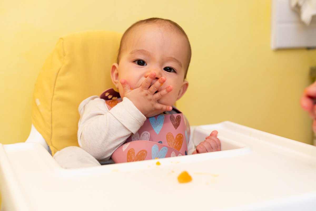 SEICAP's tweet photo. Los pediatras alergólogos de la @SEICAP recomiendan la introducción de los alimentos en niños de entre cuatro y seis meses de vida para prevenir la alergia alimentaria.

También es importante que las embarazadas coman los productos potencialmente alérgenos
https://t.co/5AomJ6qTSR https://t.co/MAwvxavQF2
