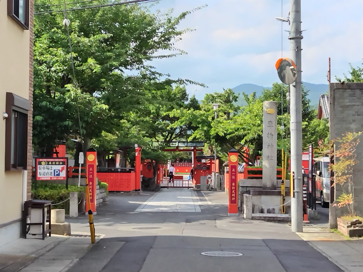 「ほほう、これが車折神社ですか。暑いぜ。」|高田ヒロのイラスト