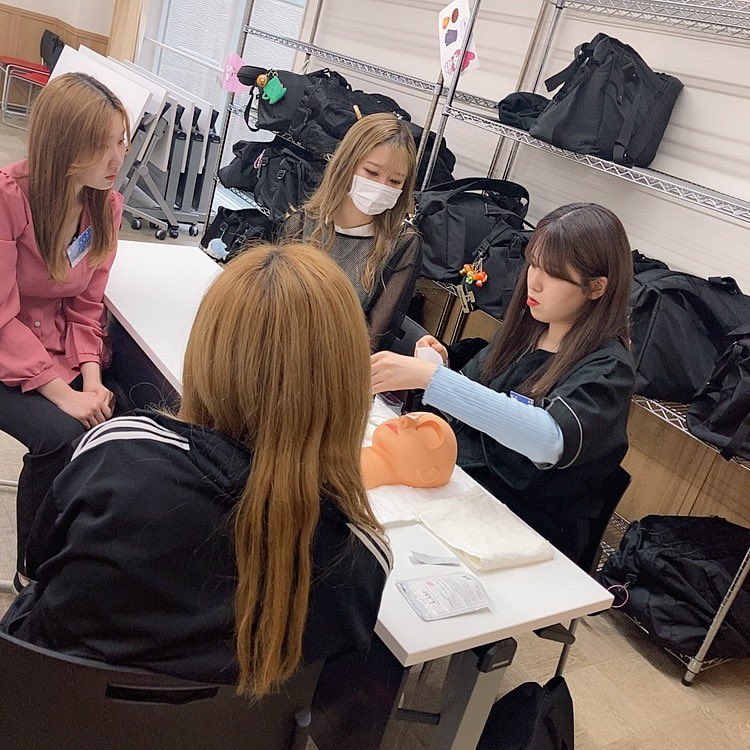 sapporobart's tweet photo. 美容科1年生
後期からコース選択でさらに専門的な
授業がスタートするよッ🤩✨
2年生ヘアメイク&amp;アイラッシュコースの先輩が体験会を開催してくれましたぁ👀✨
⁡コースの授業内容や就職について
1年生の相談にのってくれたよ🤩✨
#bart #美容師 #美容科
#アイリスト #アイラッシュ　
#まつげエクステ https://t.co/Y0nJ8vgf1Z