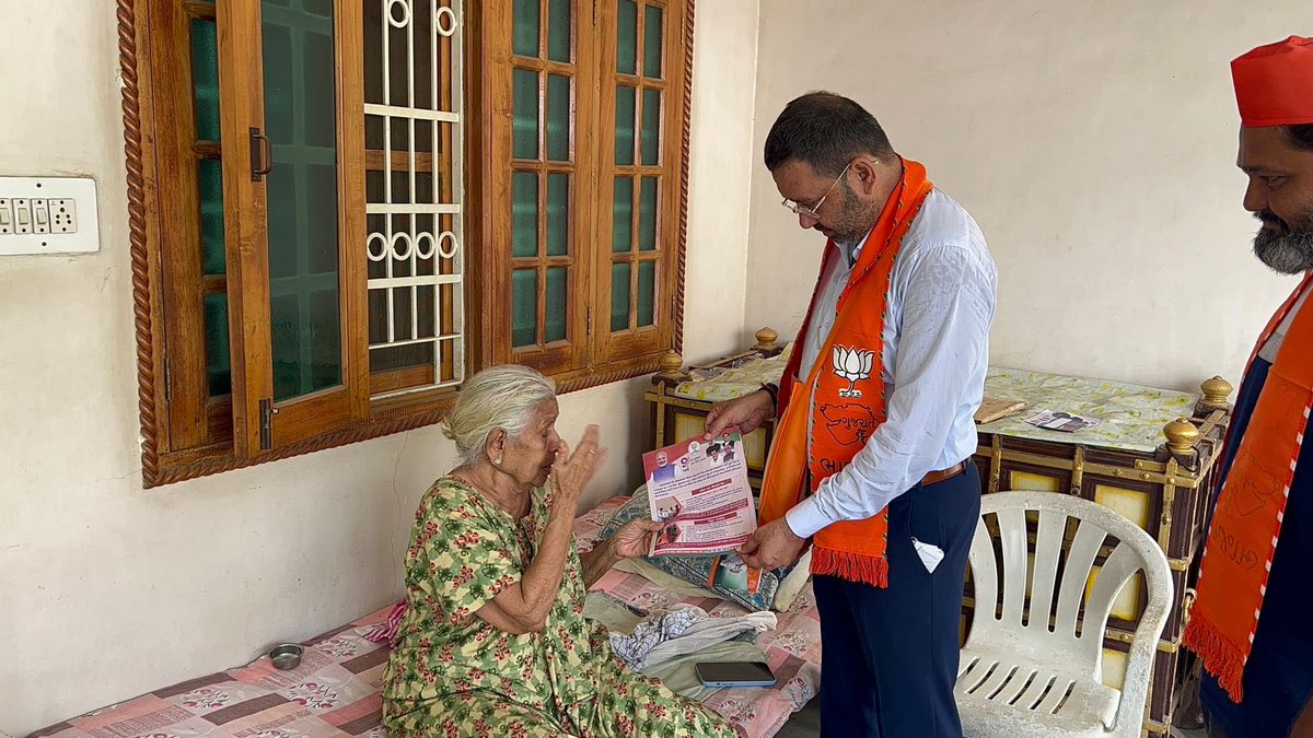 Miteshbhaibjp's tweet photo. મુલાકાત કરી આ પ્રસંગે સાંસદશ્રીની સાથે જિલ્લા પંચાયતના સદસ્ય શ્રી અલ્પાબેન પરમાર સાથે કર્મનિષ્ઠ કાર્યકર્તાઓ ઉપસ્થિત રહ્યા. 2️⃣ #9yearsofseva #SamparkSeSamarthan #vikastirth #MeraBoothSabseMajboot #ઘર_ઘર_સંપર્ક_અભિયાન #BJPGharGharSamparkAbhiyan https://t.co/jzclsIIWUx