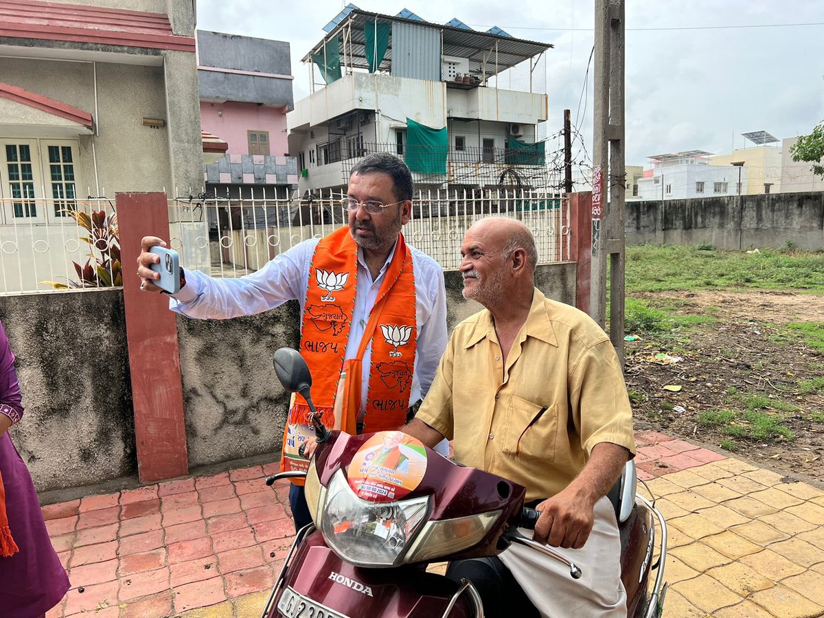 Miteshbhaibjp's tweet photo. મુલાકાત કરી આ પ્રસંગે સાંસદશ્રીની સાથે જિલ્લા પંચાયતના સદસ્ય શ્રી અલ્પાબેન પરમાર સાથે કર્મનિષ્ઠ કાર્યકર્તાઓ ઉપસ્થિત રહ્યા. 2️⃣ #9yearsofseva #SamparkSeSamarthan #vikastirth #MeraBoothSabseMajboot #ઘર_ઘર_સંપર્ક_અભિયાન #BJPGharGharSamparkAbhiyan https://t.co/jzclsIIWUx